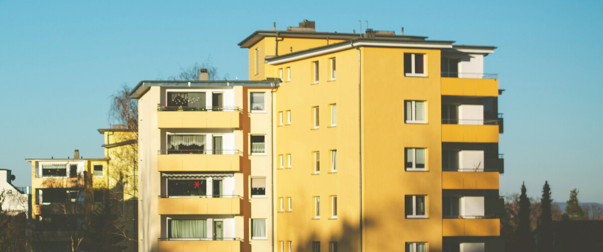 Kerrostalojen paloturvallisuus on rakennettu palo-osastoinneilla.
