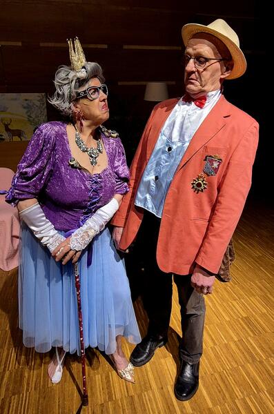 Tuhkimolla (vas. Eeva-Liisa Soisalo) ja prinssillä (Ruuben Strang) on vielä elämän ehtoopuolellakin kitkaa rakkaudessa.
