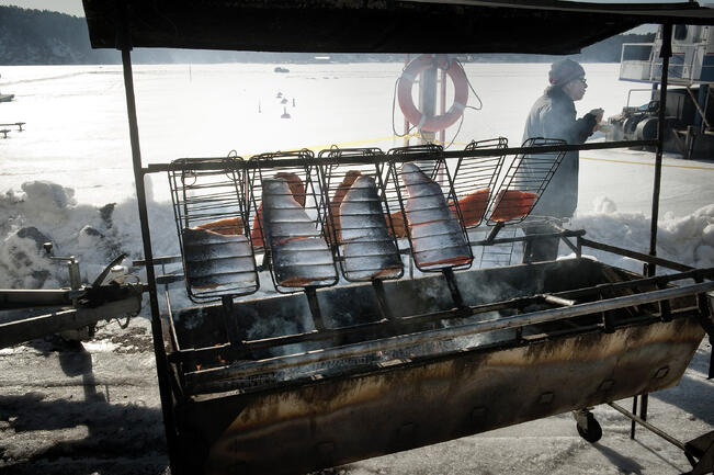 Rymättylän Röölän nuottasilakkamarkkinoilla sai syödäkseen kalaa. Kuva on vuodelta 2012.