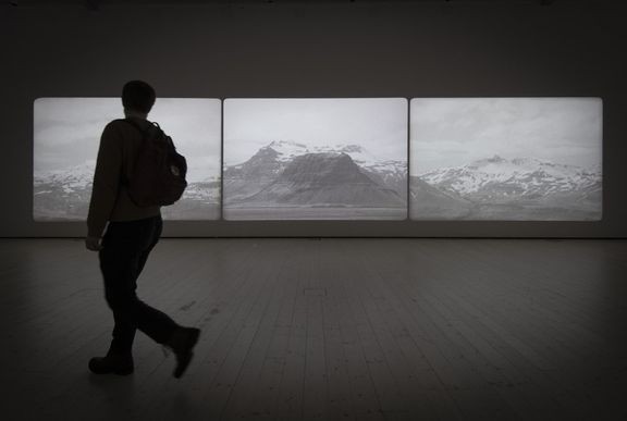 Museoviraston valtionavustuksella tuettiin muun muassa Turun taidemuseon hanketta, joka etsii reseptejä hidastamiseen ja syvempään taidekokemukseen. Kuvassa Saara Ekströmin teos Geopsyche (2023) Turun taidemuseossa.  