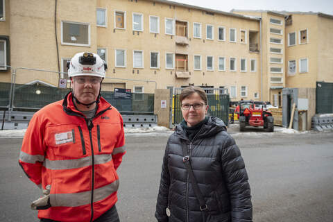 Lujatalon logistiikan työnjohtaja Santtu Pönniö (vas.) ja Varhan sote-aluepäällikkö Terhi Painilainen remontissa olevan Turunmaan sairaalan vanhan rakennuksen edustalla. 