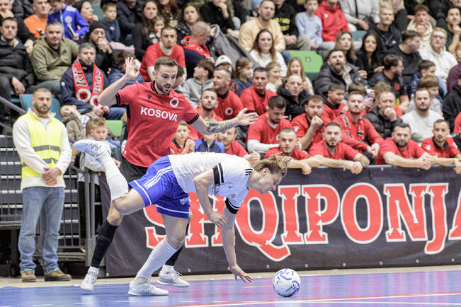 Kosovan tiivis seurayhteisö näkyi ja kuului joukkueen kotipeleissä. Paikallispelit TPK:ta vastaan keräsivät Kupittaan palloiluhalliin toista tuhatta silmäparia.