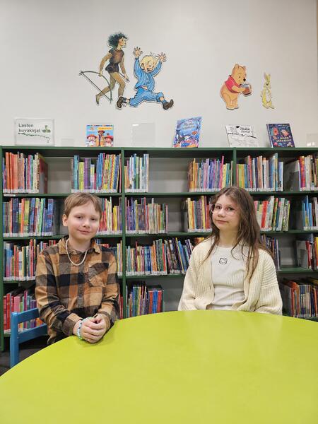 Aunelan koulun neljäsluokkalaiset Miilo Riuttanen ja Maya Aristotel osallistuivat Havu ja Tuntematon Talo -teoksen julkaisujuhlaan.