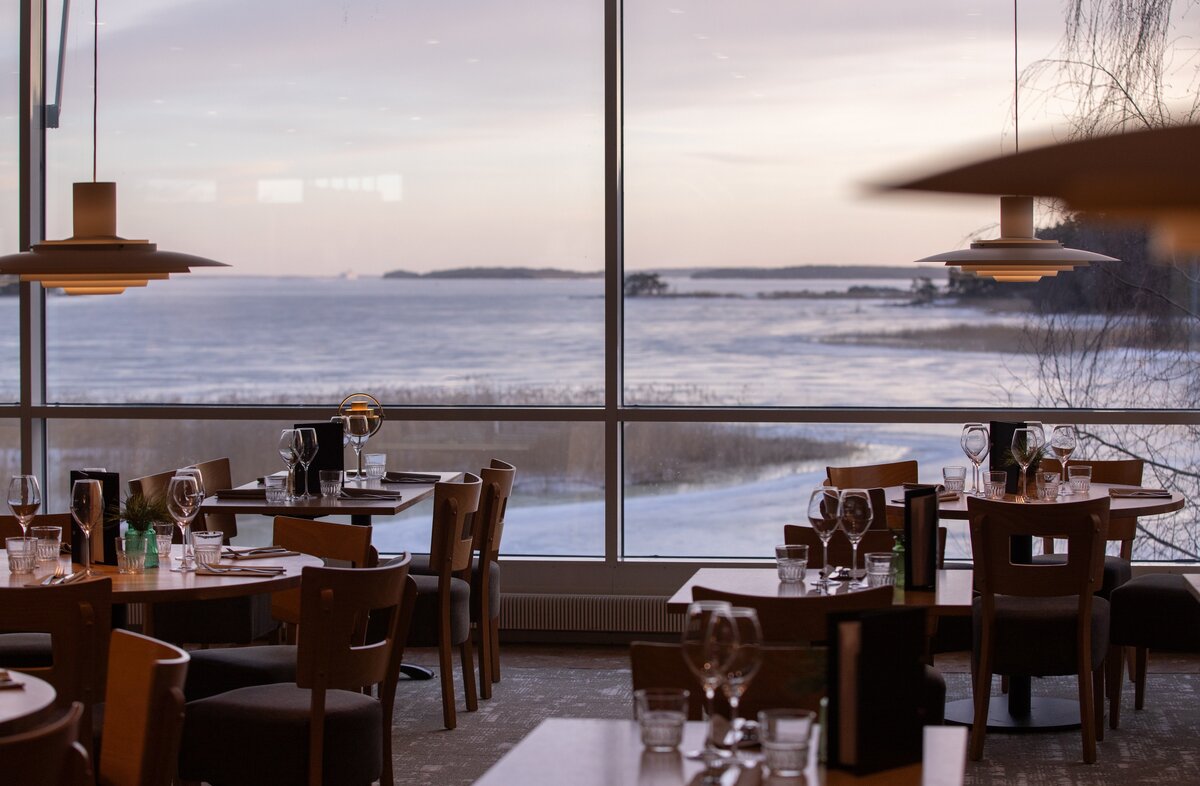 Ravintolatila sijaitsee aivan Ruissalon rantaviivan yläpuolella. 

