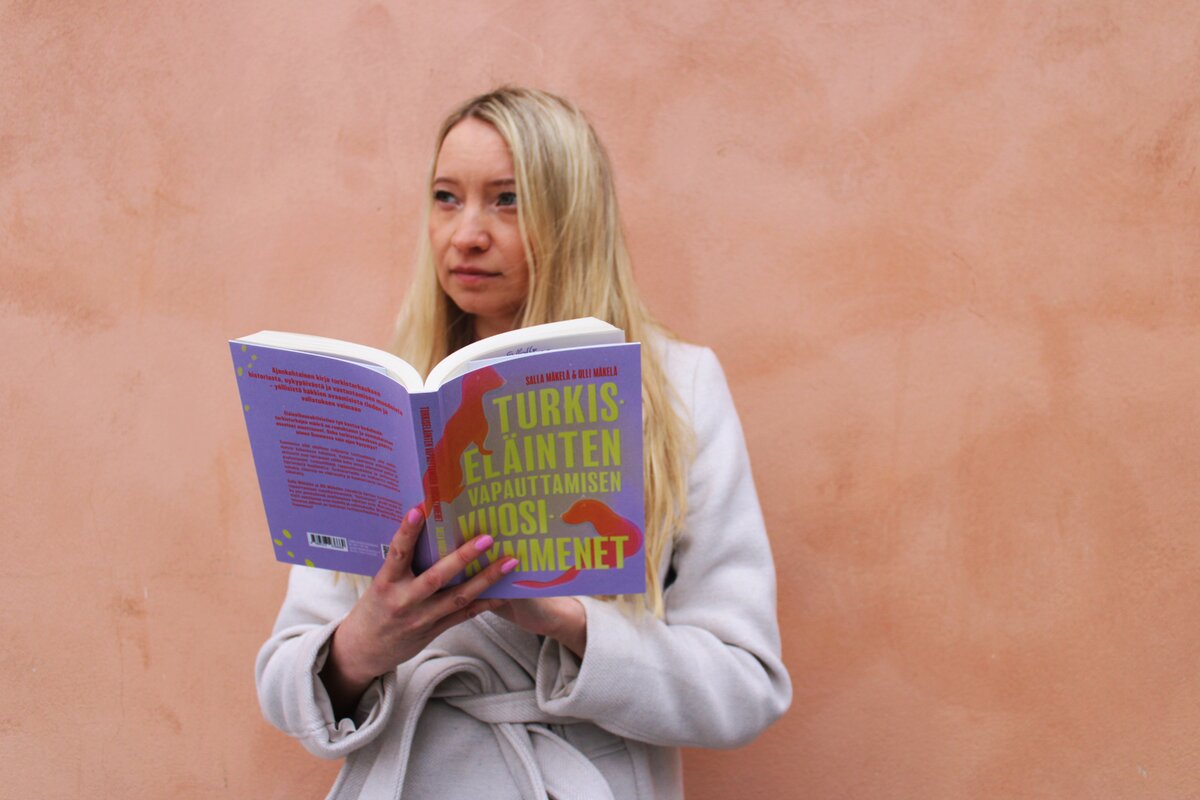  Salla Mäkelä kirjoitti isänsä Olli Mäkelän kanssa teoksen turkiseläinten vastustajien historiasta.