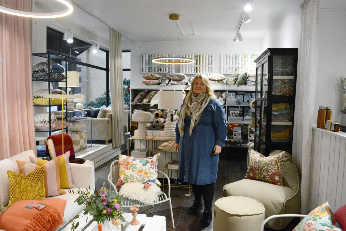 Turun keskustassa sijaitsevan sisustusliike Uniikin sisustussuunnittelija Elle Kangaslahti kertoo, että tämän kevään sisustustrendeissä korostuvat kerroksellisuus, rohkeus, lämpö ja kodikkuus.