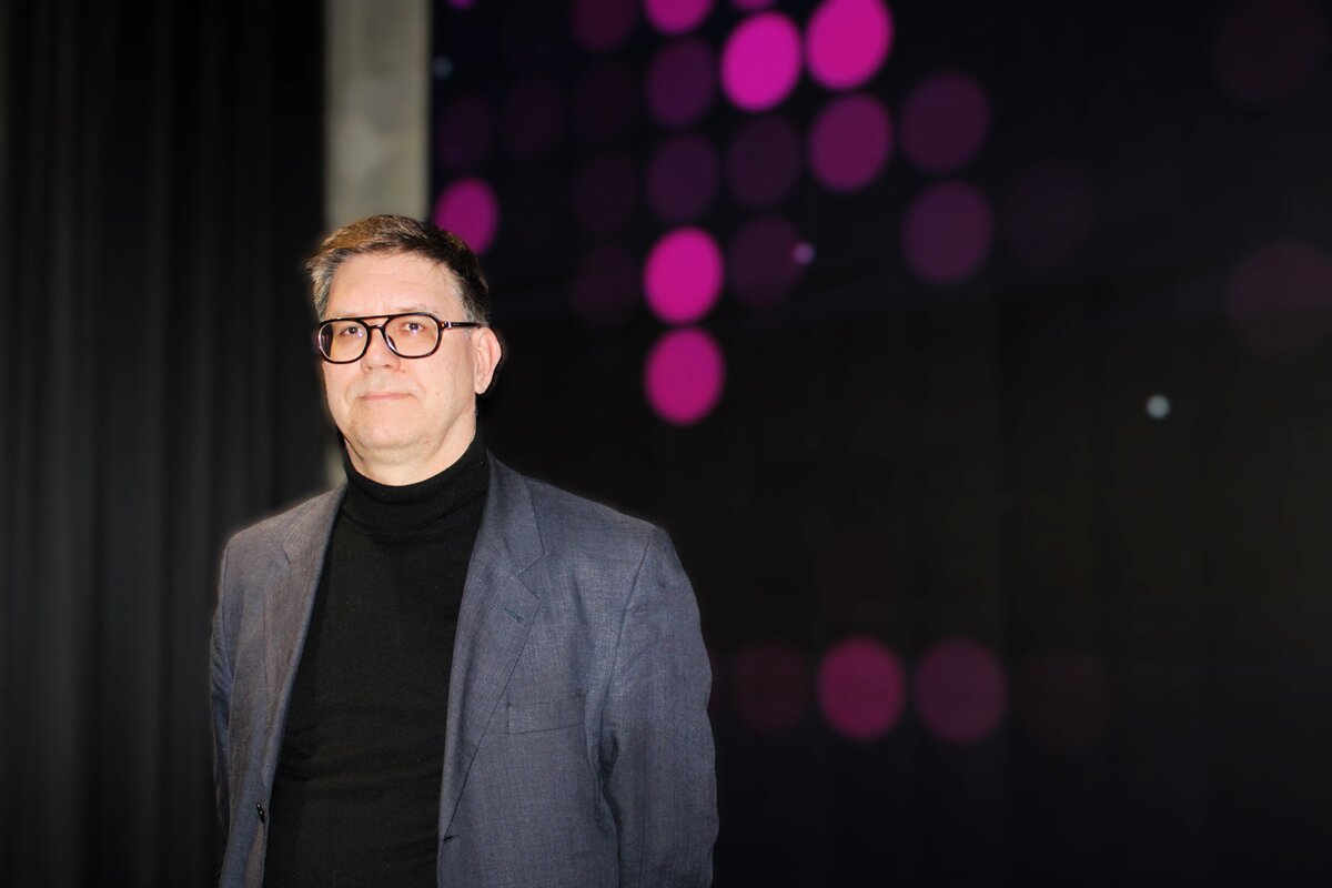 Jarkko Paavola suosittelee yrityksiä perehtymään hybridivaikuttamisen uhkiin yrityksen kannalta, etsimään heikot kohtansa ja tekemään varautumissuunnitelman erilaisia hybridiuhkia varten.