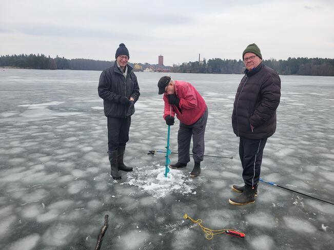 Lauri Ylikylä, Lars Stjernvall ja Jukka Haroma mittauspuuhissa. 