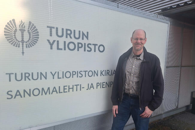 Vanhoissa sanomalehdissä Rauno Lahtista viehättää erityisesti pienet kuvaukset arkisista asioista. Niitä hän on poiminut myös eri vuosikymmenten turkulaista elämänmenoa kartoittavaan kirjasarjaansa.  