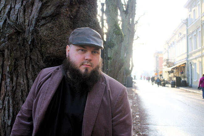 Samuli Koivulahti kertoo, että he ottivat huomioon biisiä tehdessä, että kyseessä on myös itsenäinen julkaisu. - Tähän lauluun voi varmasti kuka tahansa toisen ihmisen menettänyt samaistua, hän kertoo.