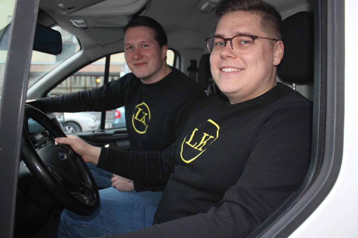 Teemu Kalliokuja ja ratissa istuva Eetu Hakala kertovat, että yritysleasing  on ehdottomasti kasvava markkina.