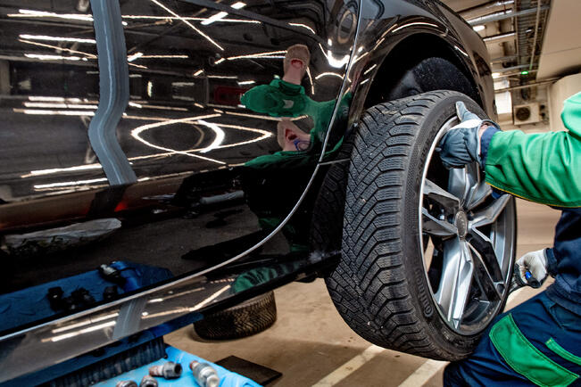 Renkaiden vaihtoa ei vielä suositella. Takatalvi voi yllättää.