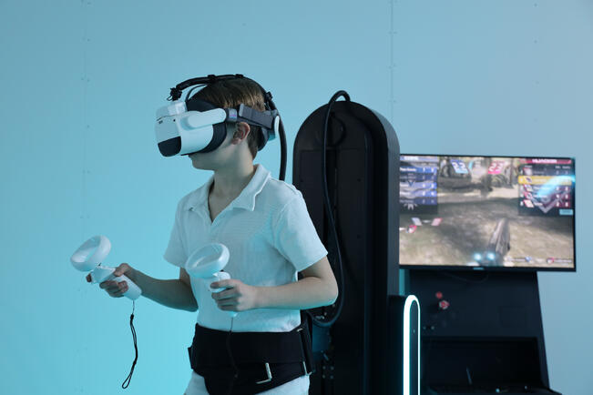 V-Room on virtuaalielämyksiä tarjoava keskus, jossa moderni virtuaalitodellisuusteknologia yhdistyy liikkuviin laitteisiin ja immersiivisiin kokemuksiin. Elämykset saavat käyttäjän uppoutumaan niin, että ne tuntuvat koko kehossa ja vievät käyttäjän hetkeksi toiseen todellisuuteen.