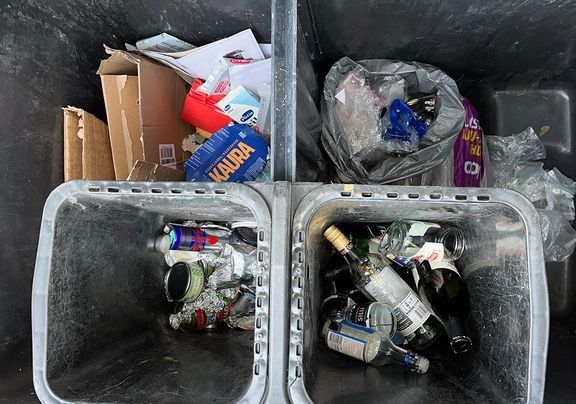 Pakkausjätteitä voi lajitella yli 110 000 kotipihalla olevaan erilliskeräysastiaan sekä Rinki-ekopisteille ja kuntien ekopisteille. Joillain alueilla pienkiinteistöille ja pienille taloyhtiöille on tarjolla monilokeropalvelu, jossa jäteastioissa on oma säiliö muovi-, kartonki- ja lasipakkauksille sekä pienmetallille. 
