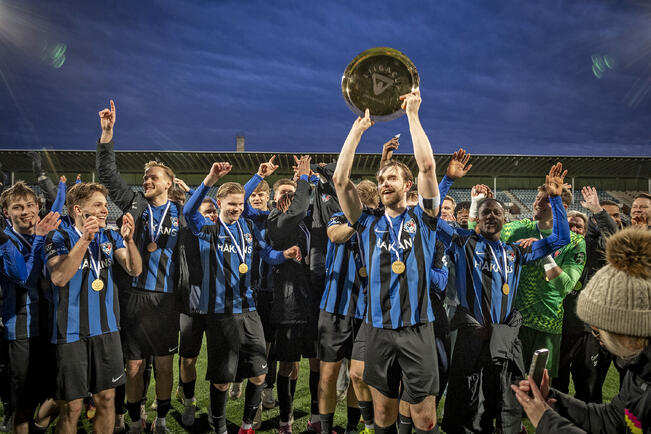 Inter-kapteeni Juuso Hämäläinen nosti liigacupin mestaruuslautasen jo kolmantena keväänä putkeen.