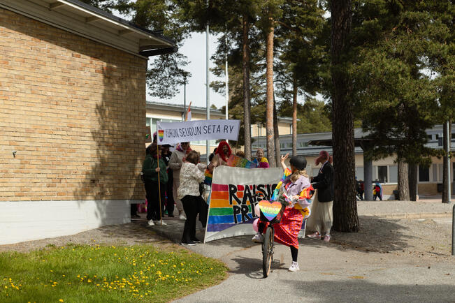 Pride-kulkueesta on tullut Raisiossakin jokavuotinen perinne. 