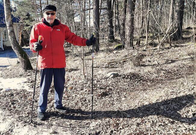 Aulis MKotaviidalla meni 27 vuotta treenatessa Aarnen Tallissa. Nyt lajeina ovat sauvakävely ja tuolijumppa 