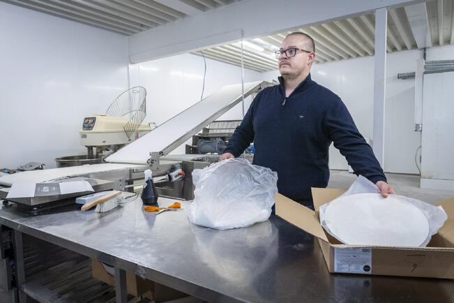 Joonas Holm on mukana gluteiinittomia pizzapohjia valmistavassa Hyvät pohjat -yrityksen toiminnassa.