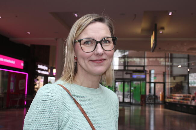 Sinisofia Vikki-Mularin mukaan on hyvä tunnistaa oma, luontainen unirytmi.  - Jos iltavirkku yrittää mennä liian aikaisin nukkumaan, niin väkisin yrittäminen saattaa viivästyttää nukahtamista, unesta saattaa tulla pinnallista ja katkeilevaa.