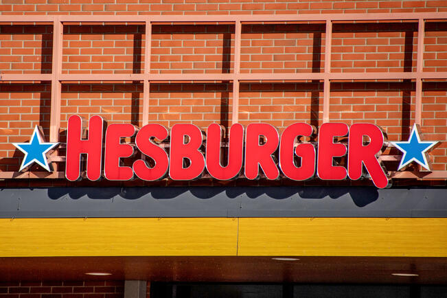 Tekoälyyn perustuva ohjelma mahdollistaa päästöjen seuraamisen reaaliajassa sekä koko konsernin että yksittäisten ravintoloiden tasolla.