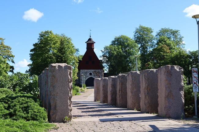Ristin tie päättyy Pyhän Martin kirkkoon.