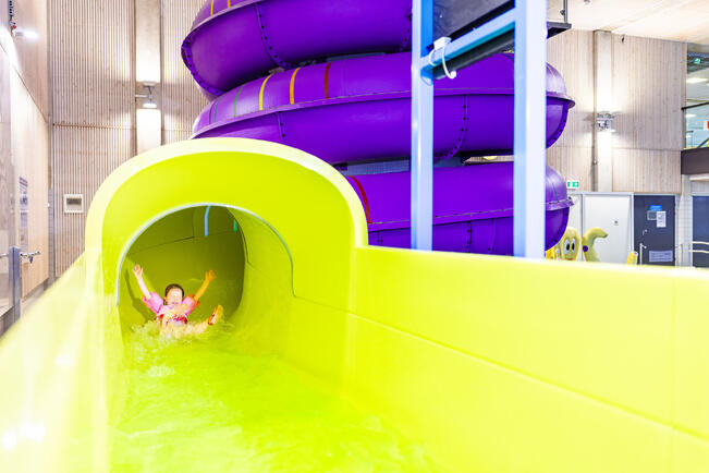 Vesiliukumäki Impivaaran uimahallissa.