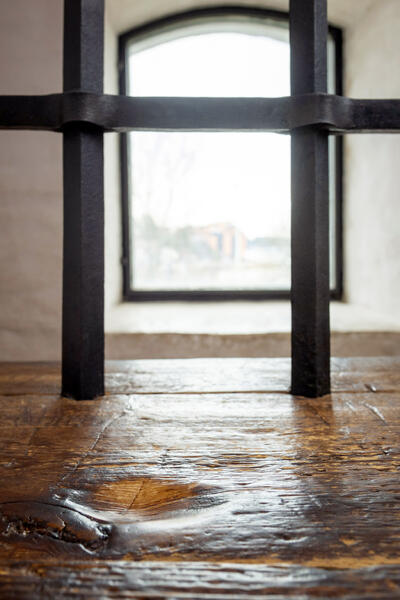 Tarinan mukaan Turun linnan vankilan ikkunalautaan on painunut Erik XIV:n kyynärpäänjälki.