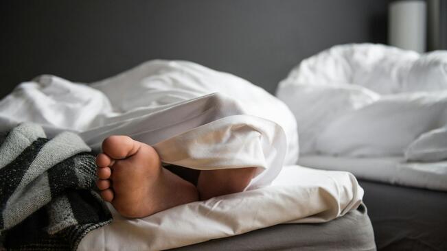 Suuret vaihtelut nukkumaanmenoajassa kaksinkertaistivat riskin vakaville sydäntapahtumille erityisesti alle kahdeksan tuntia nukkuvilla.