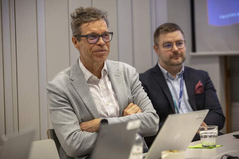 Hyvinvointialuejohtaja Tarmo Martikainen (vas.) ja talousjohtaja Ville Rajahalme ovat tyytyväisiä viime vuoden tulokseen.  