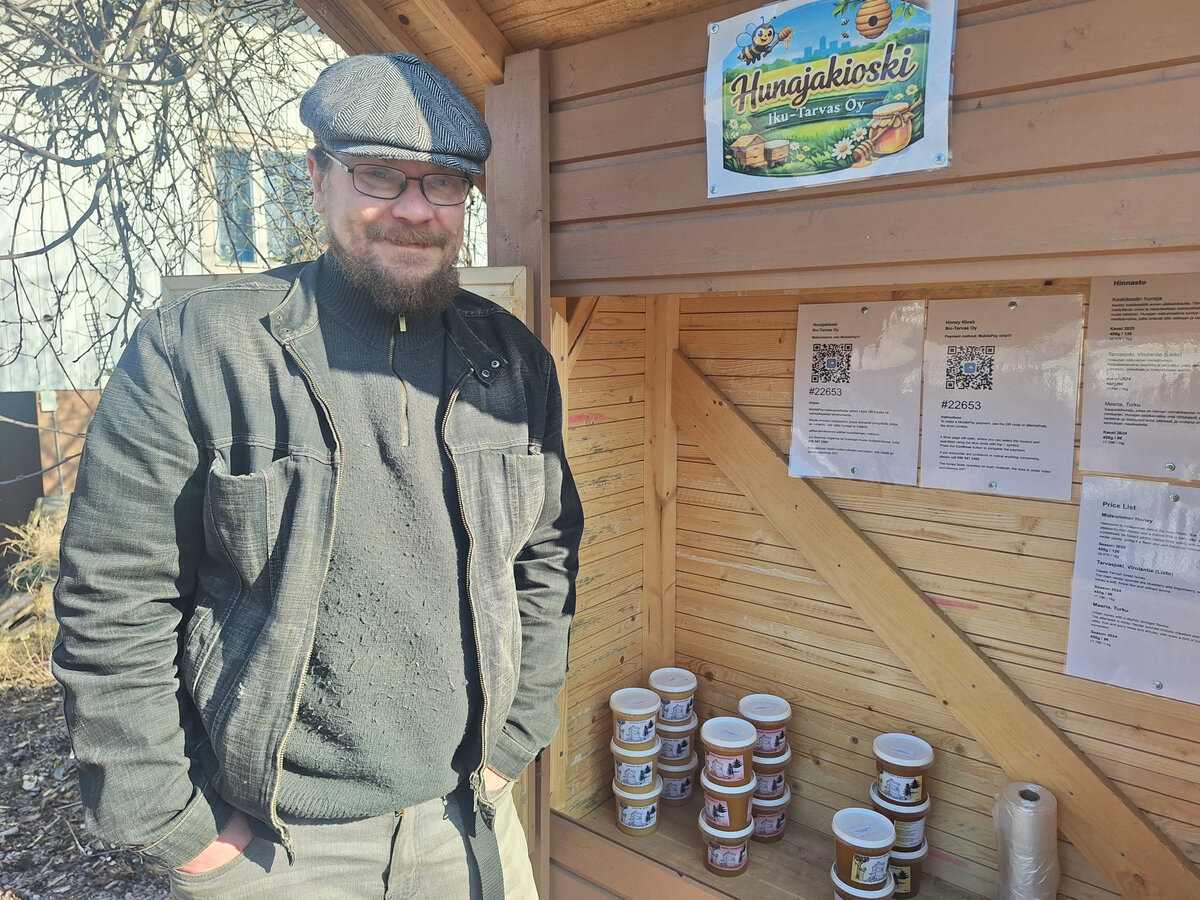Marko Reini rakensi luottamusperiaatteella toimivan hunajakoppinsa itse.