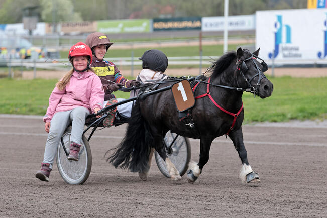Hertta Karvonen ja Matilda Korpi.