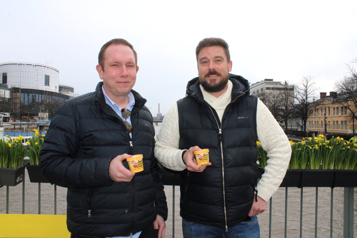 Santa´s Ice Creamin operatiivinen johtaja Saku Leino (vas.) ja toimitusjohtaja Jens Lönnqvist odottavat kevään lämpenevän riittävästi, jotta he voivat avata jäätelökioskin Aurajoen rantaan. 