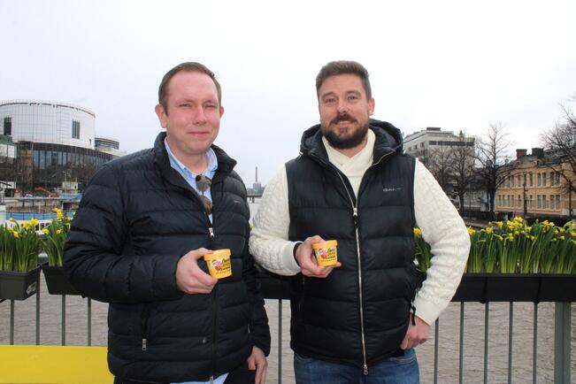 Santa´s Ice Creamin operatiivinen johtaja Saku Leino (vas.) ja toimitusjohtaja Jens Lönnqvist odottavat kevään lämpenevän riittävästi, jotta he voivat avata jäätelökioskin Aurajoen rantaan. 