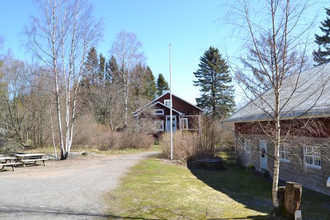 Vuokrattava työpajatila sijaitsee oikeassa reunassa olevan Navetta-rakennuksen päädyssä.

