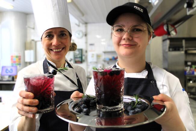 Sari Joronen (vas.) ja Matilda Wilén tarjoavat ranskalaisille mustikkaisen Bilberry Dream-alkujuoman. 