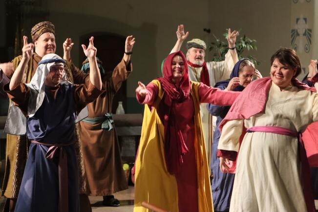 Nainen ristin juurella -musiikkinäytelmää esitetään Mikaelinkirkossa.