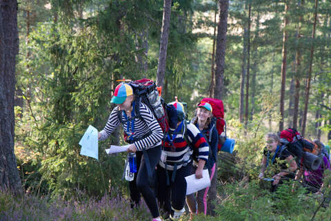 Partiotaitokilpailussa kilpailijat kulkevat joukkueittain ennalta määrättyä reittiä.