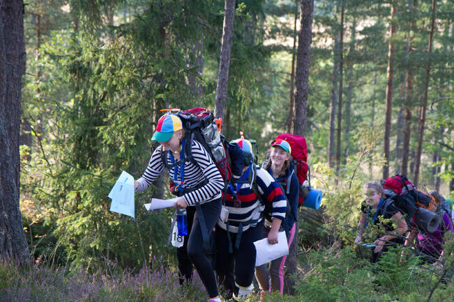 Partiotaitokilpailussa kilpailijat kulkevat joukkueittain ennalta määrättyä reittiä.