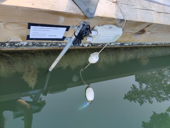 Meriveden pintalämpötilan mittausasema.