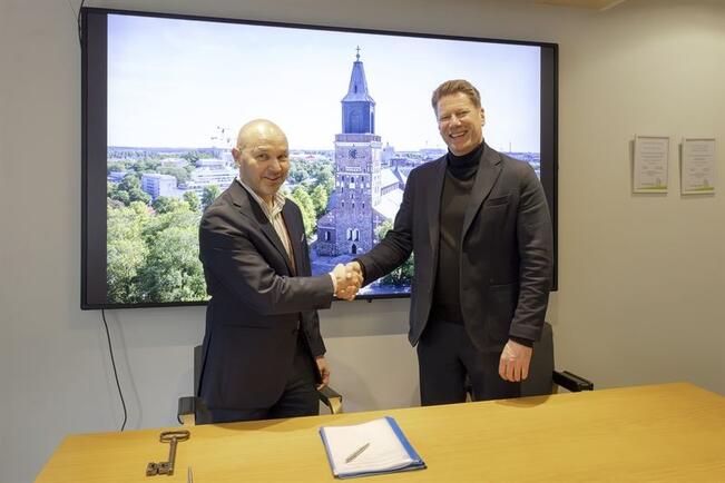 Urakkasopimuksen allekirjoittivat Turun ja Kaarinan seurakuntayhtymän kiinteistöjohtaja Kalle Luoma (vas.) ja NCC:n Länsi-Suomen toimialajohtaja Esa Lehmusvuori. 