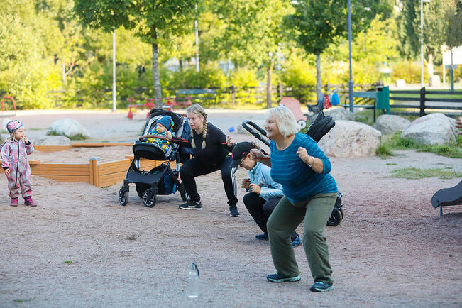 Leikkipuistojumppaa.