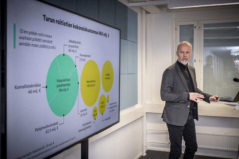 Turun raitiotie Oy:n toimitusjohtaja Juha Saarikoski esitteli raitiotieratkaisuun tehtääviä selvityksiä ja kustannuksia tammikuun lopussa.
