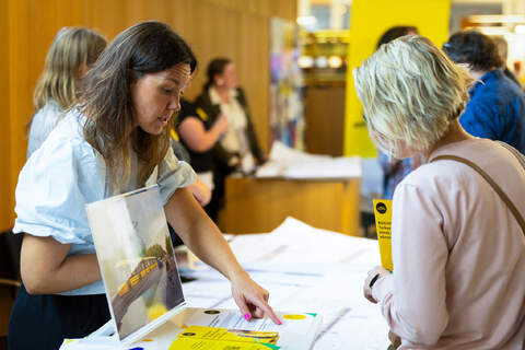 Raitiotien suunnitelmia esiteltiin syyskuussa pääkirjastossa. 