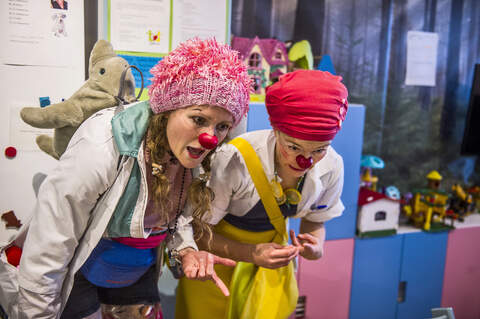 Sairaalaklovnit Laura Sillanpää (vas.) ja Kaisa Koulu.