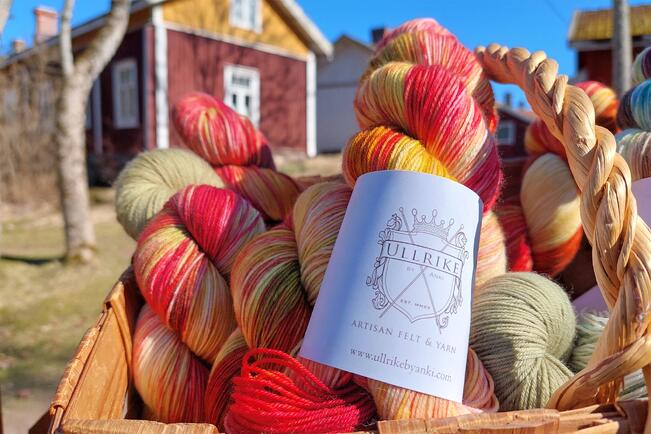 Kurala-langan takana on värjäri Ann-Cathrine Sipilä.