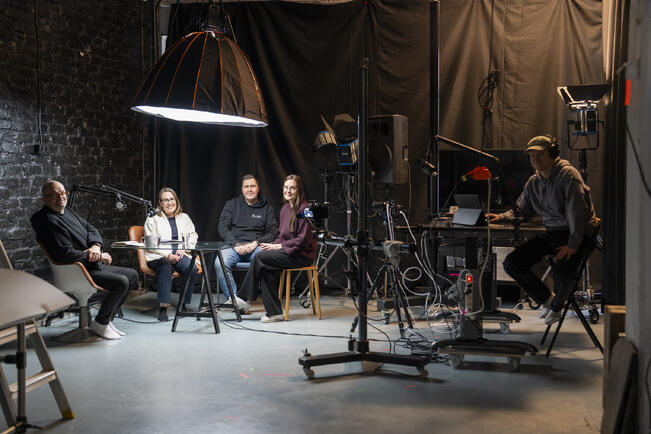 Manillan hallituksen puheenjohtaja Janne Auvinen (vas.) ja toimitusjohtaja Sanna Meska sekä tuotantotiimistä Rabbit Visualsin Jani Nieminen, Marjukka Saviola ja Miika Niskanen.