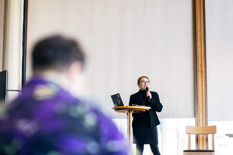 Maija Haahti kertoi Meyer Turun uudesta nettonollalaivakonseptista pormestarin ilmastokokouksessa Turun kaupunginteatterissa.