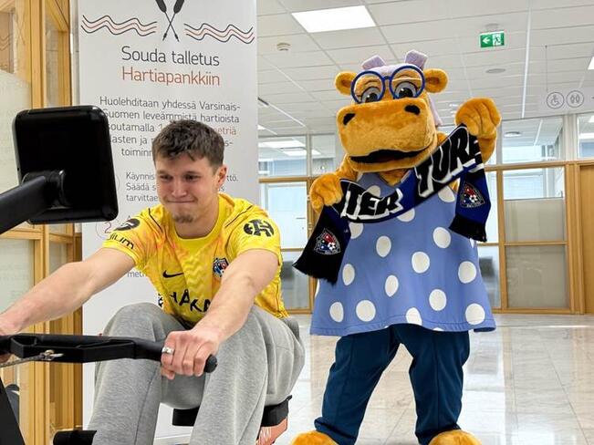 FC Interin maalivahti Eetu Huuhtanen soutaa talletusta Hartiapankkiin OP Varsinais-Suomen Puutorin konttorin pankkisalissa. Hanna Hippo on mukana kannustusjoukoissa myös Veritas Stadionilla Hippo-harrastepäivässä.