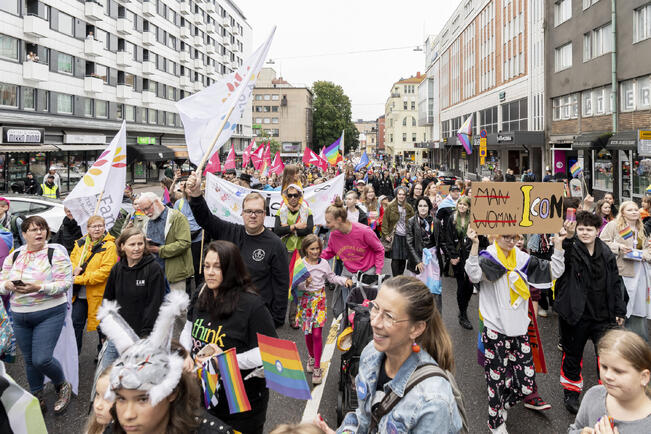 Pride-tapahtumat ovat myös queerilon ja sateenkaarikulttuurin areenoja., muistuttavat kirjoittajat.