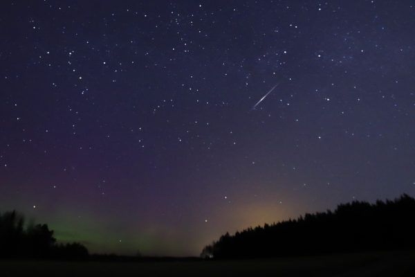 Lyridien tähdenlentoparveen kuuluva meteori kuvattuna Ruskolla huhtikuussa 2023.